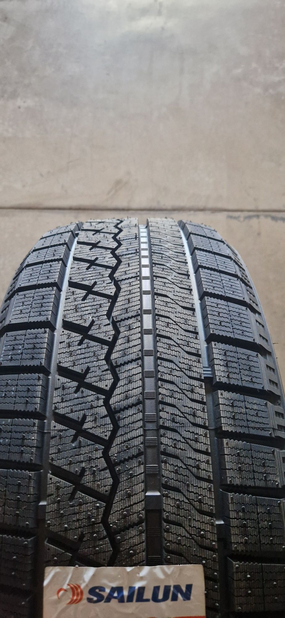 Шины 215/55R17 размера.