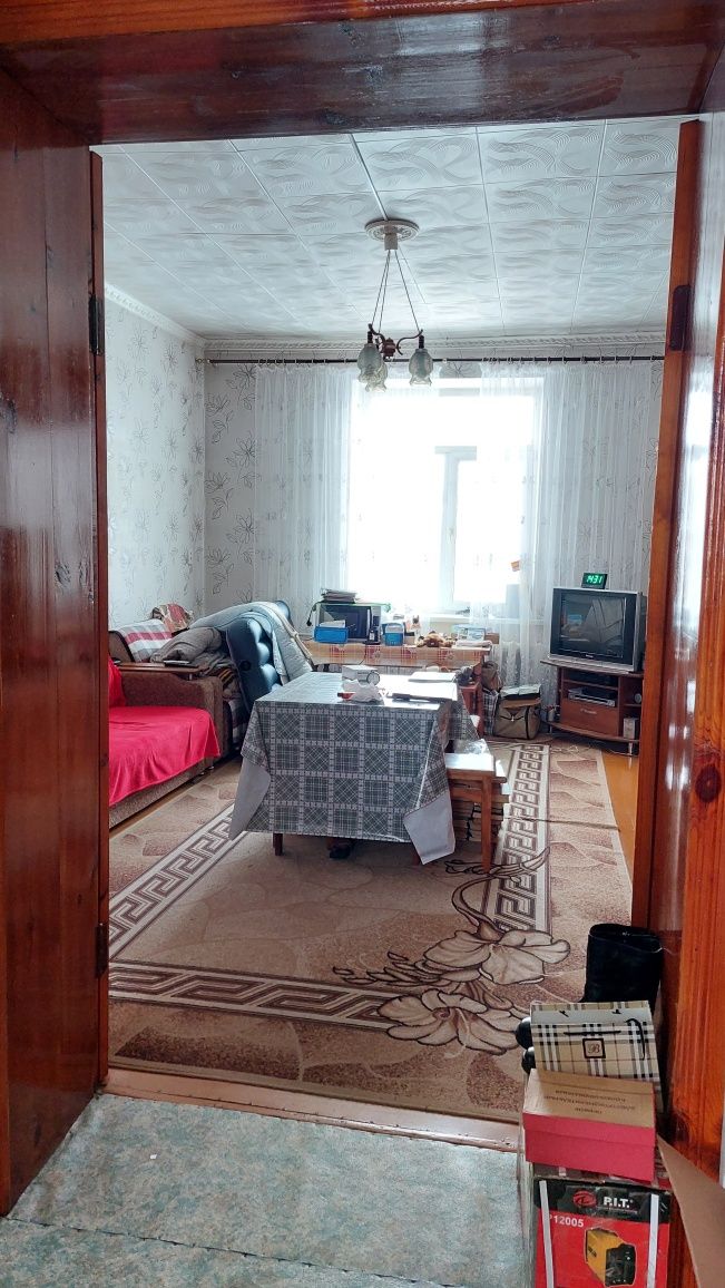 Продам квартиру в бывшем садике огромная площадь со своим усастком