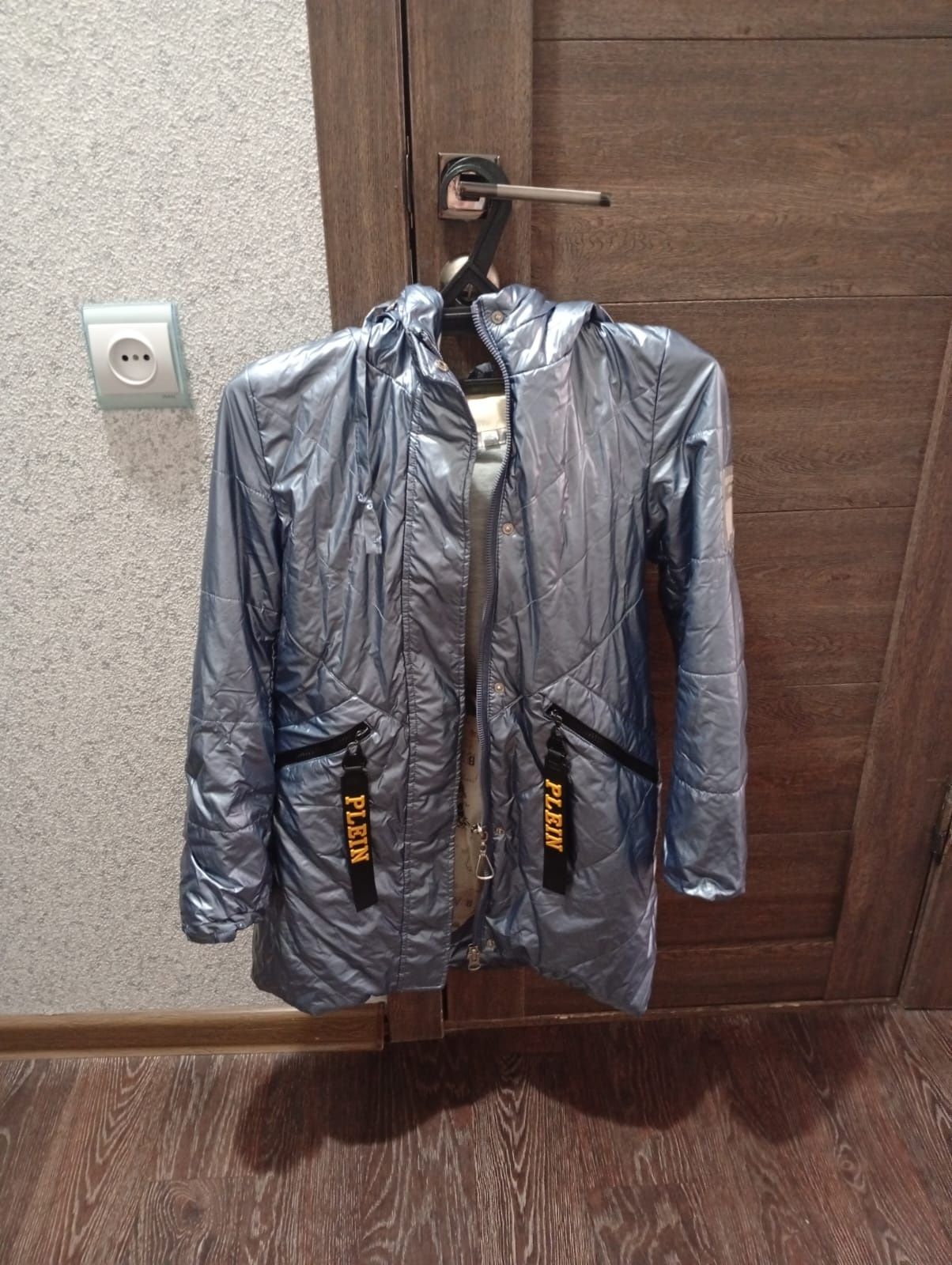 Продам ветровка женскую и детскую курточку.