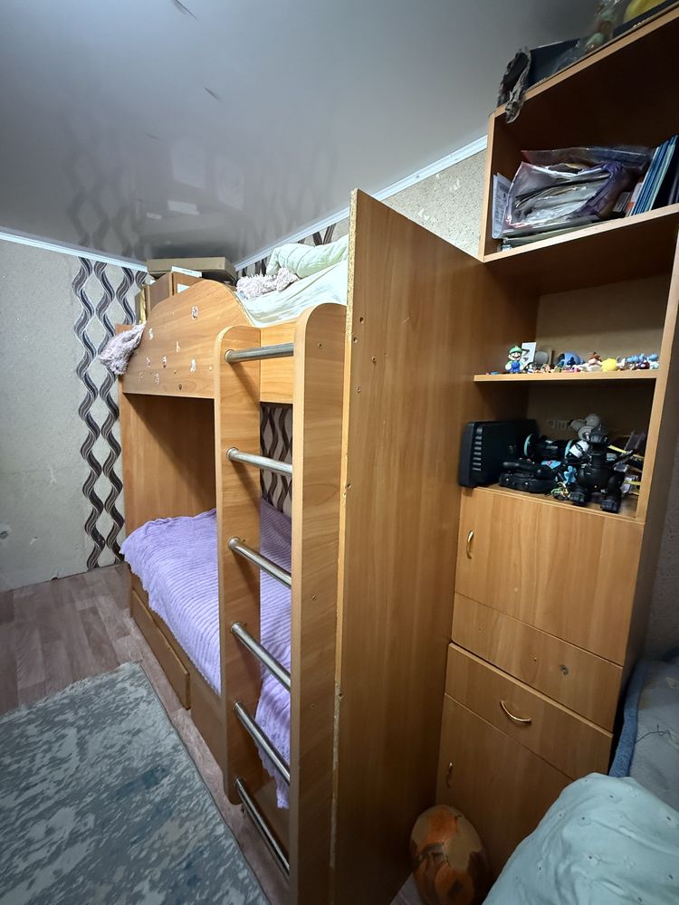 Продам двухъяросную кровать с матрасами
