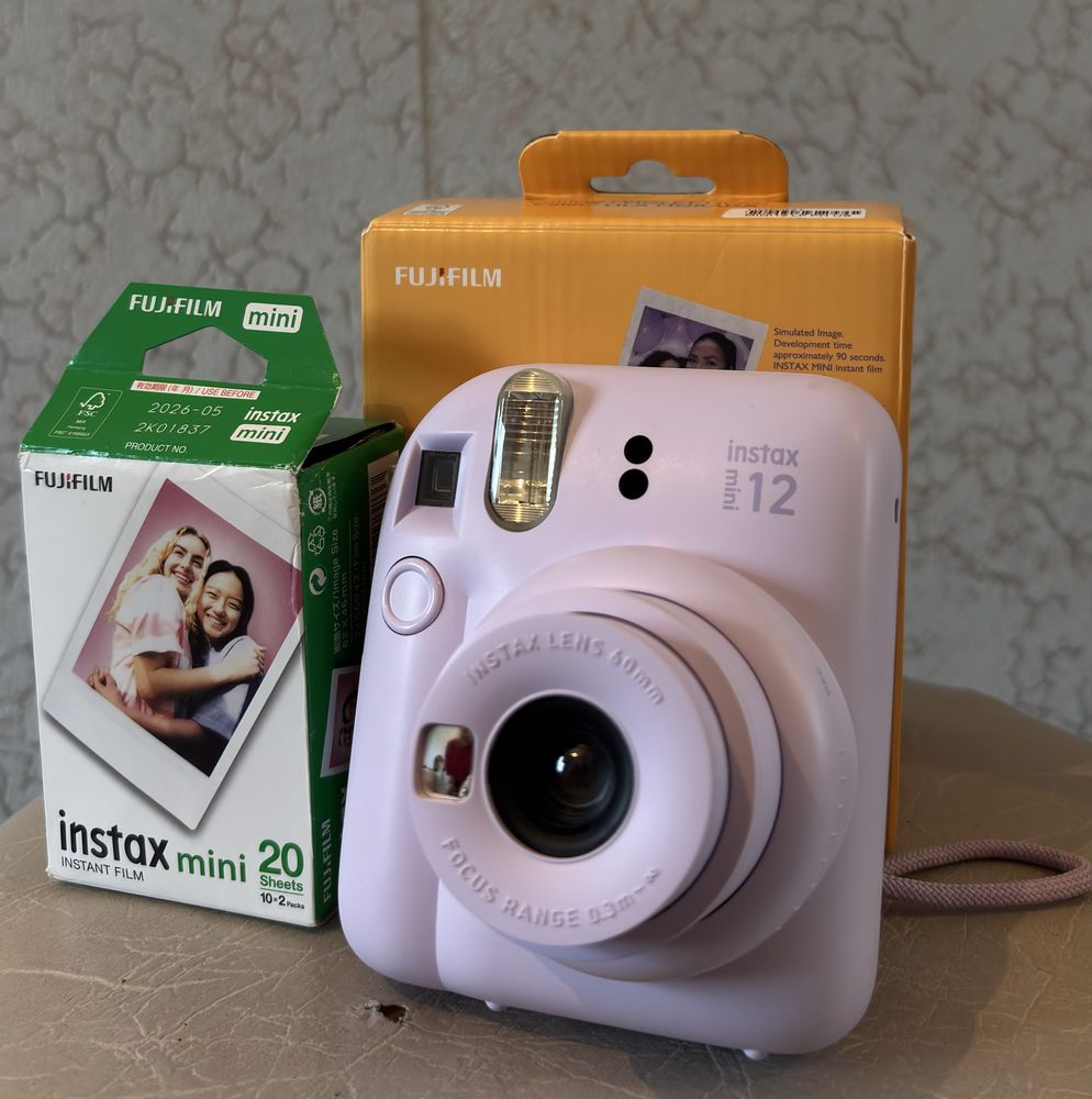 Instax mini 12 в хорошем состоянии