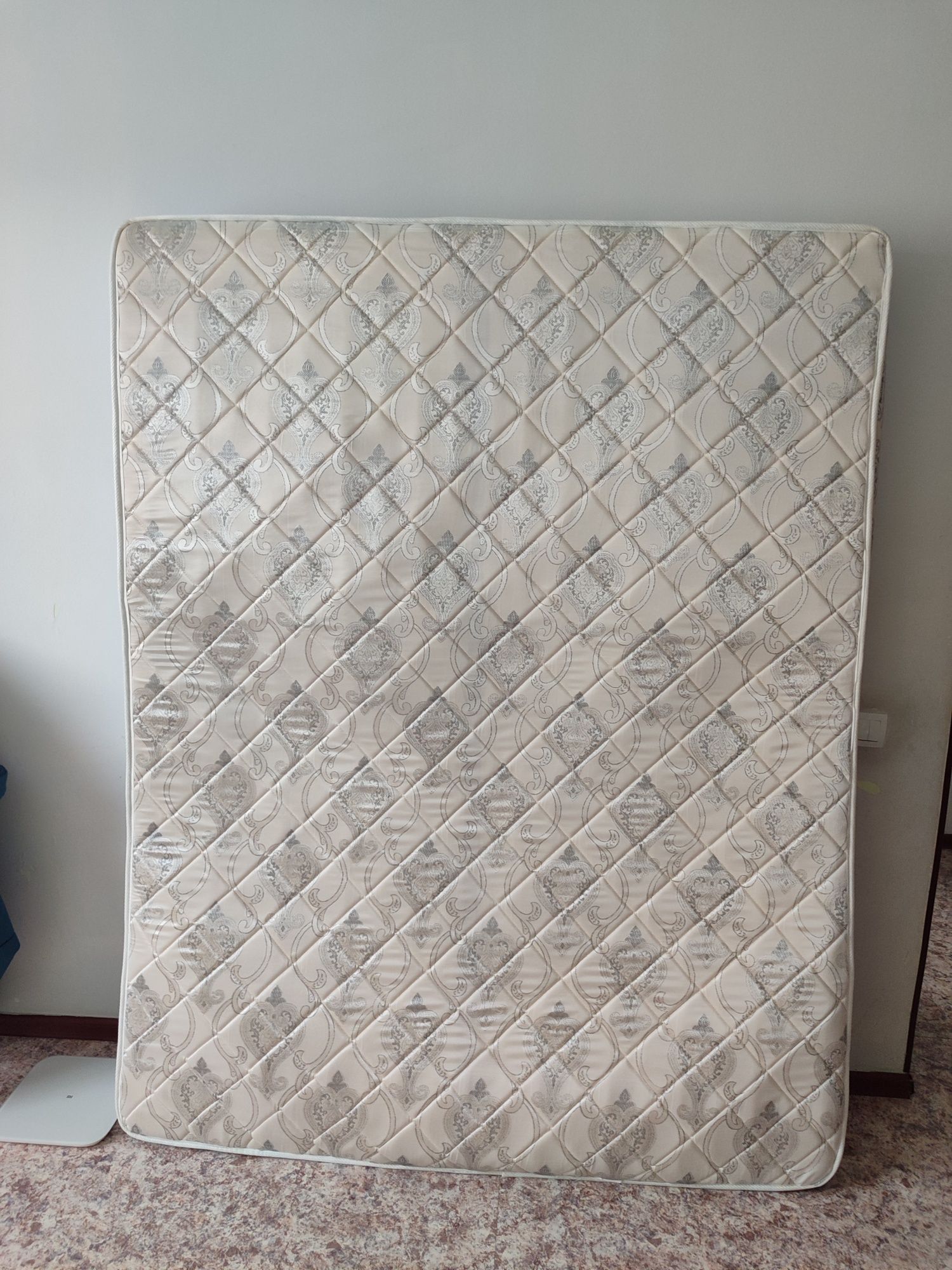 Продам матрас двухспальный 200/160.