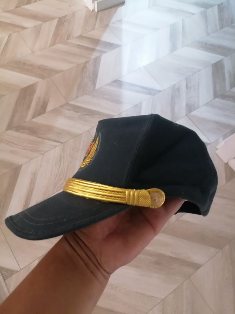 Кепка военная зелёного цвета