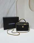 Сумочка Chanel в фирменной подарочной коробке