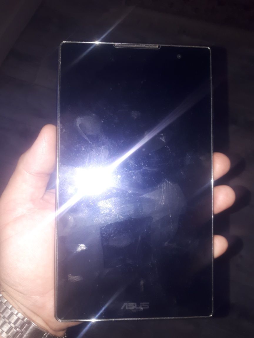Asus ZenPad C 7.0 наклеено защитное стекло