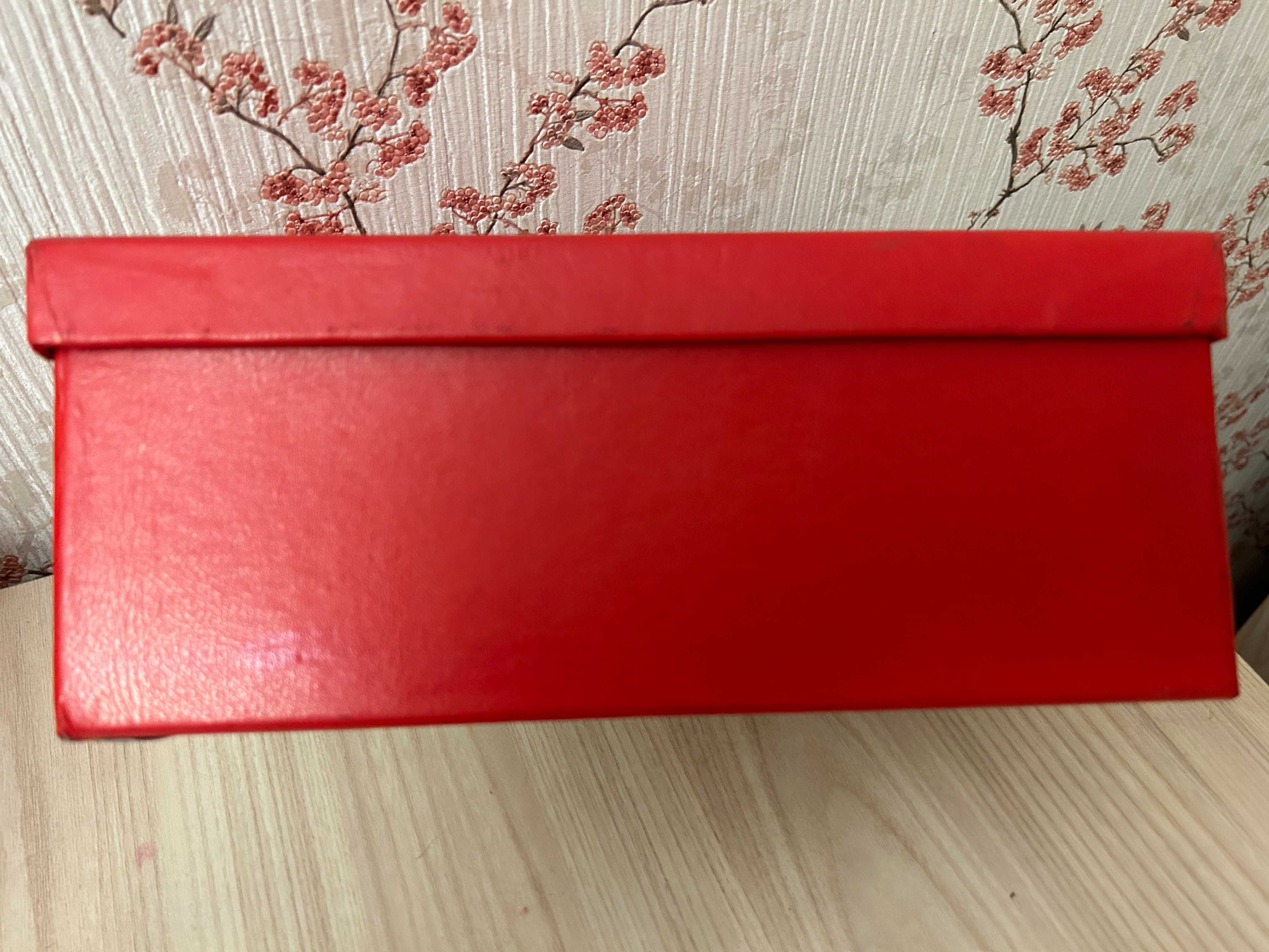 Коробки красного цвета под кожу, 27*12,5*выс.11см.