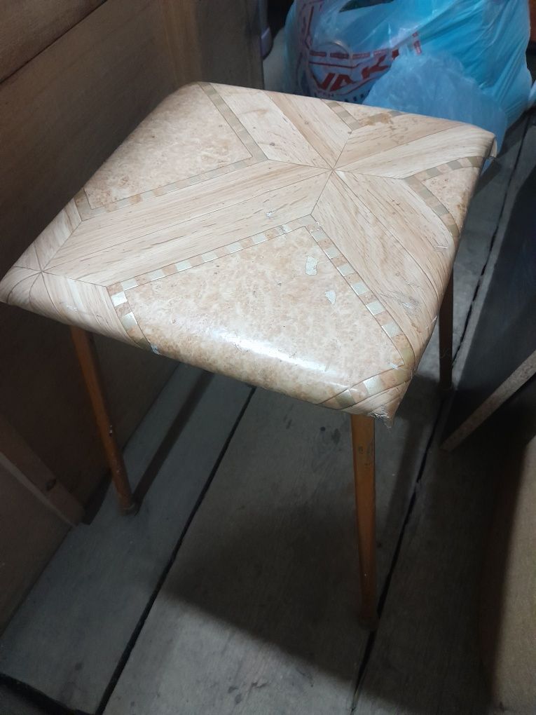 Продам крепкую табуретку