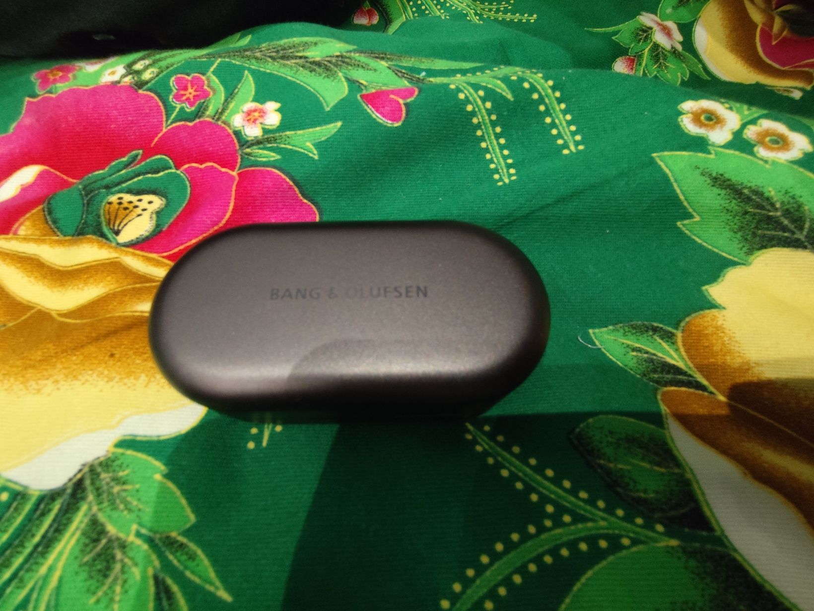Bang & Olufsen Beoplay E8 Sport и airpods 4