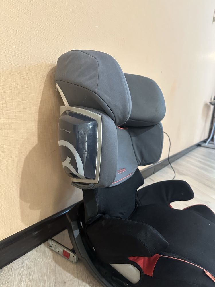 Автокресло Cybex со столиком с 9 месяцев. Isofix на базе.