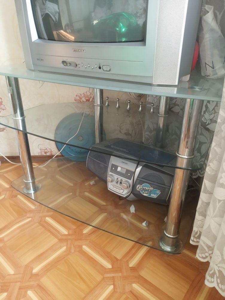Стеклянный столик под телевизор