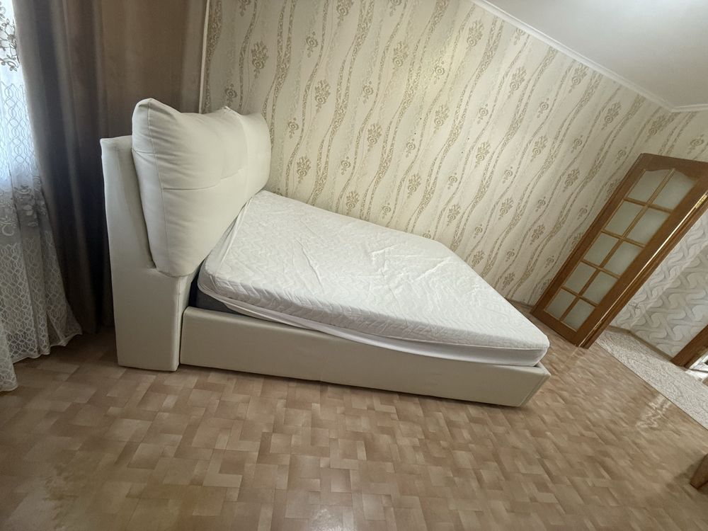 Продам спальный гарнитур