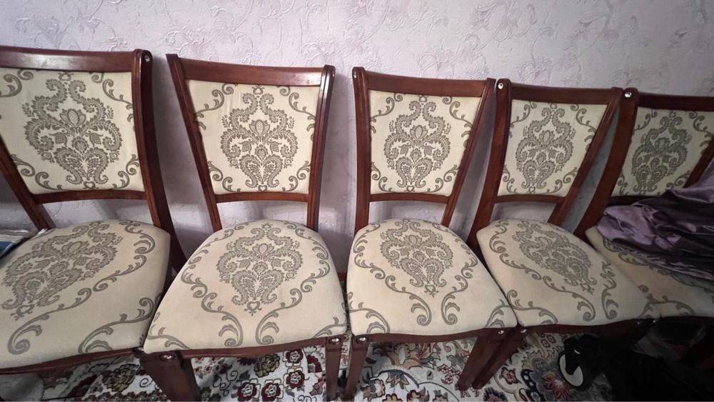 Стол можно и со стульями. Самовывоз.