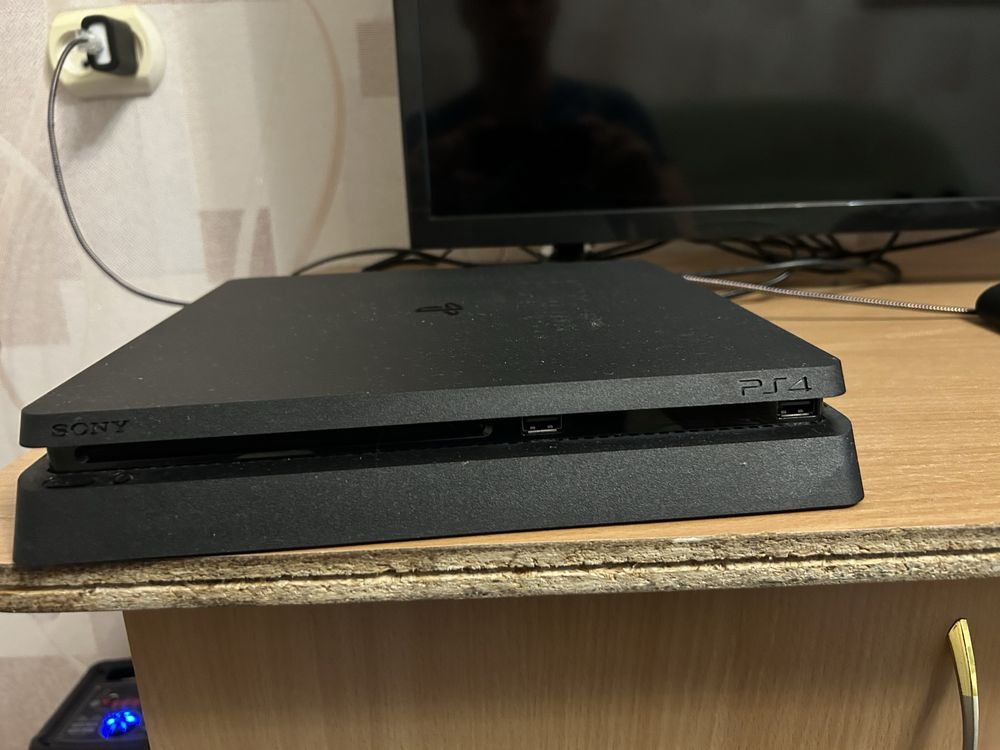 Продам PS4 slim