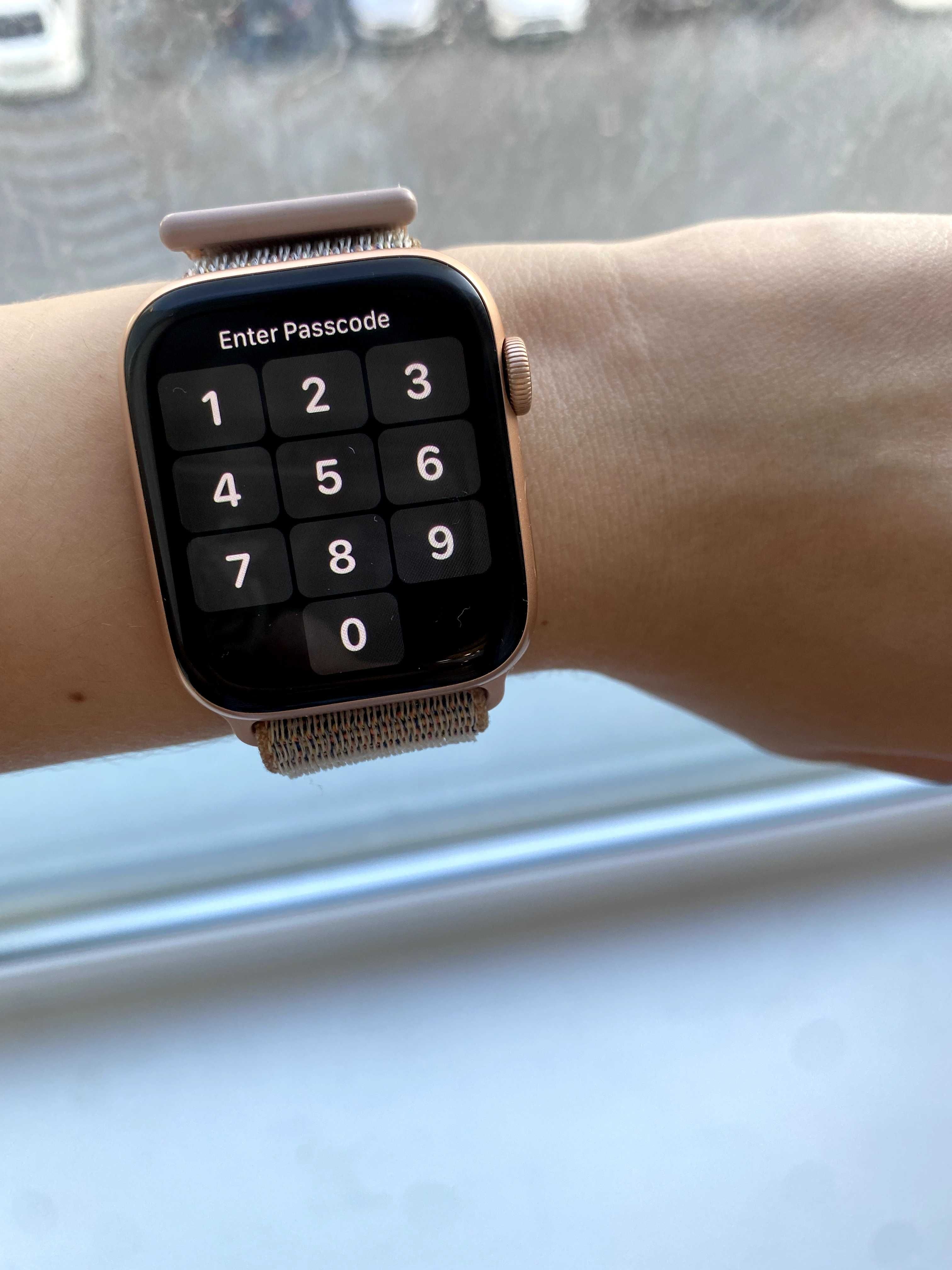 Apple Watch 4, 44mm + свой ремешек и кабель зарядки, с США