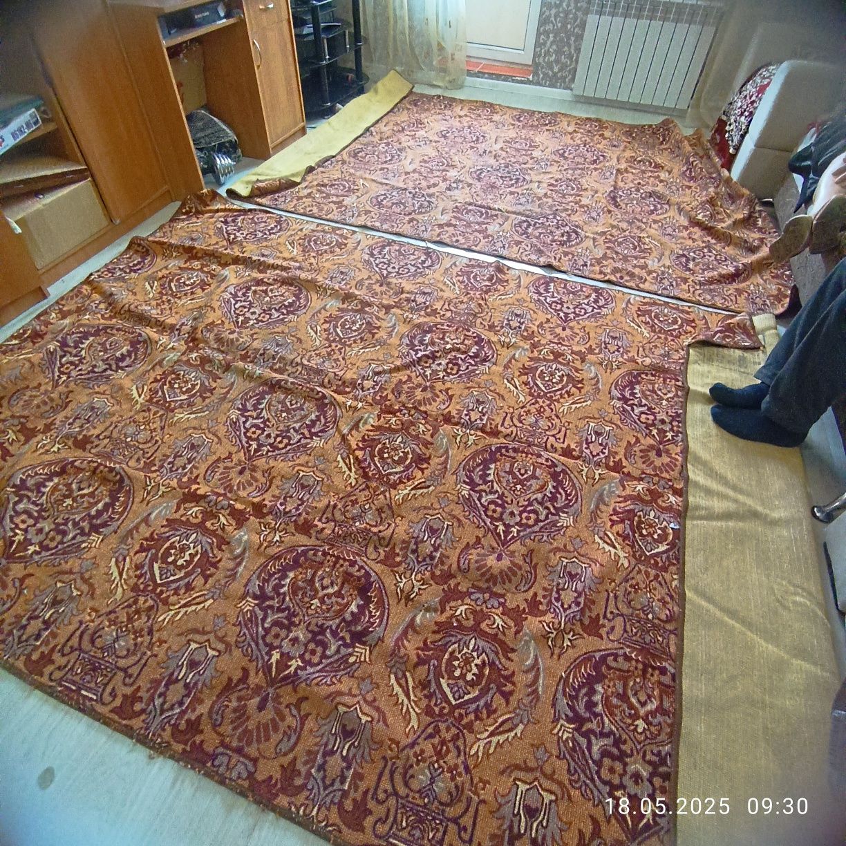 Продам  коричневые ПО 7 кжд. И красный ковер 2*5 и 2коричн 2*3