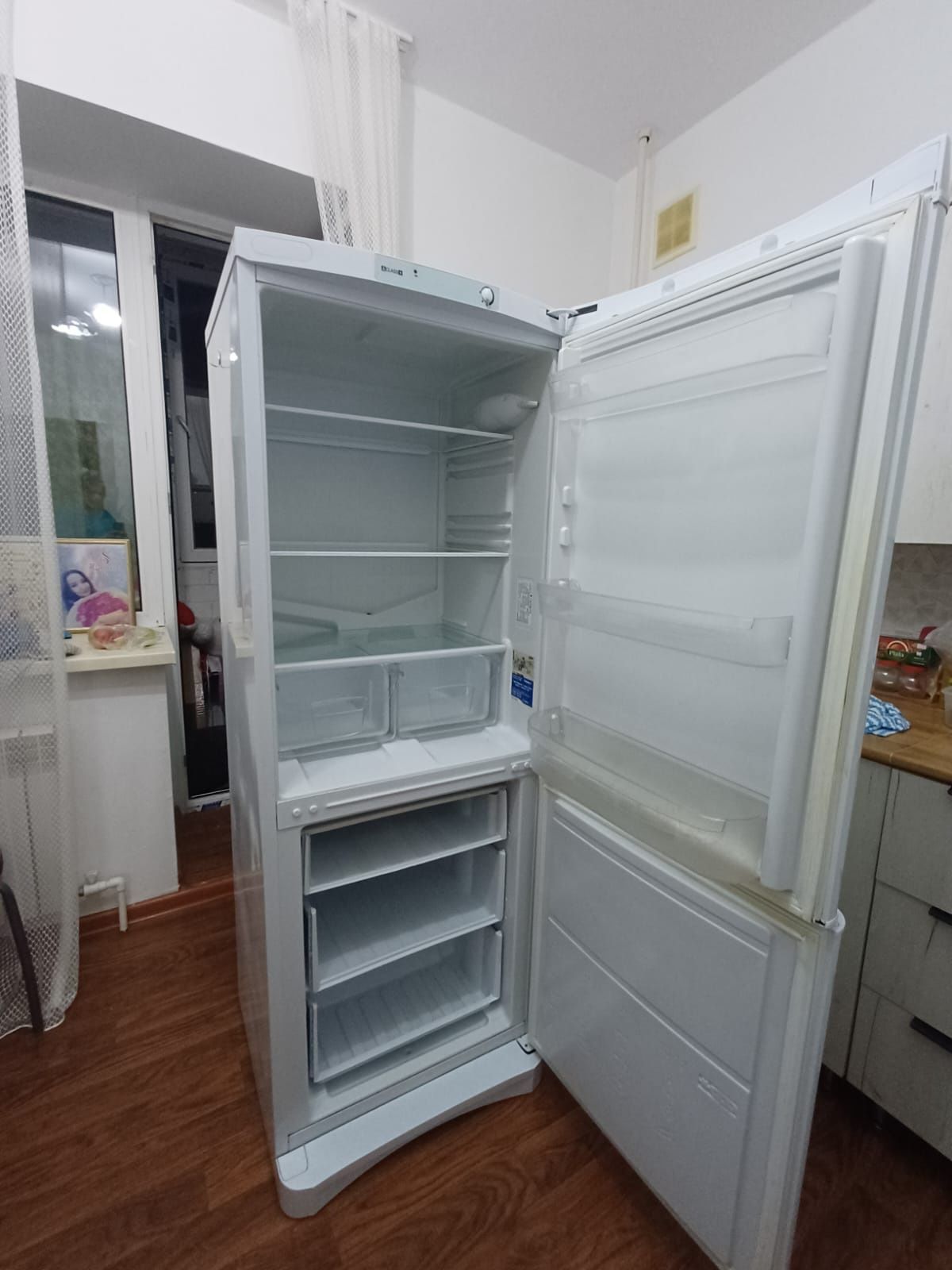 Холодильник indesit продам