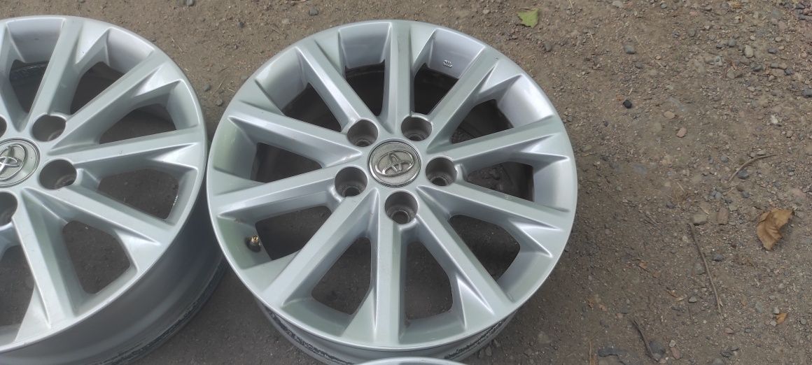 Комплект оригинальных дисков R16. Toyota Camry.