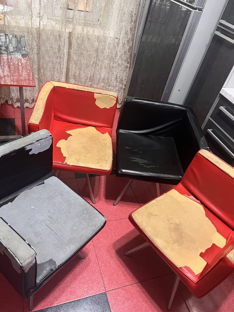 Стол кухонный со стульями