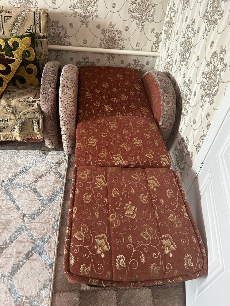 Продам диван с двумя креслами