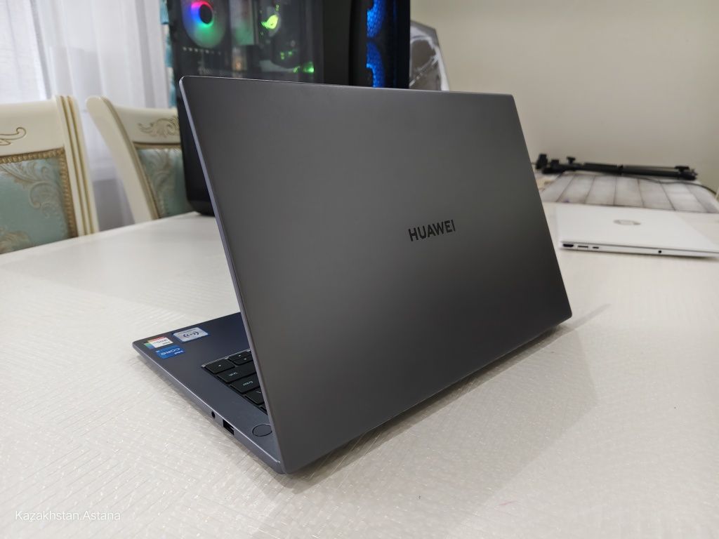 Huawei mate book 14 core i5 8 GB Ram 512 SSD