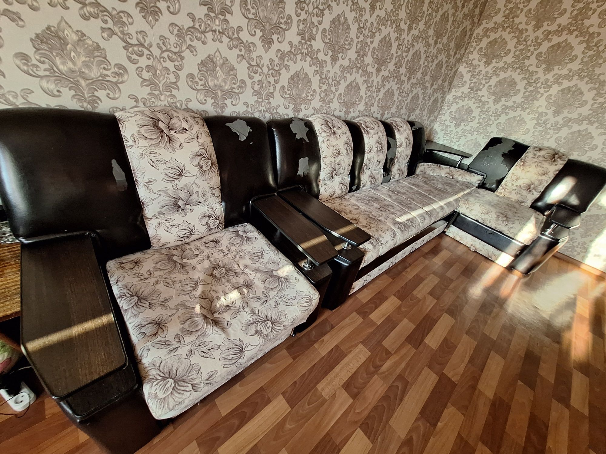 Продам угловой диван с креслом