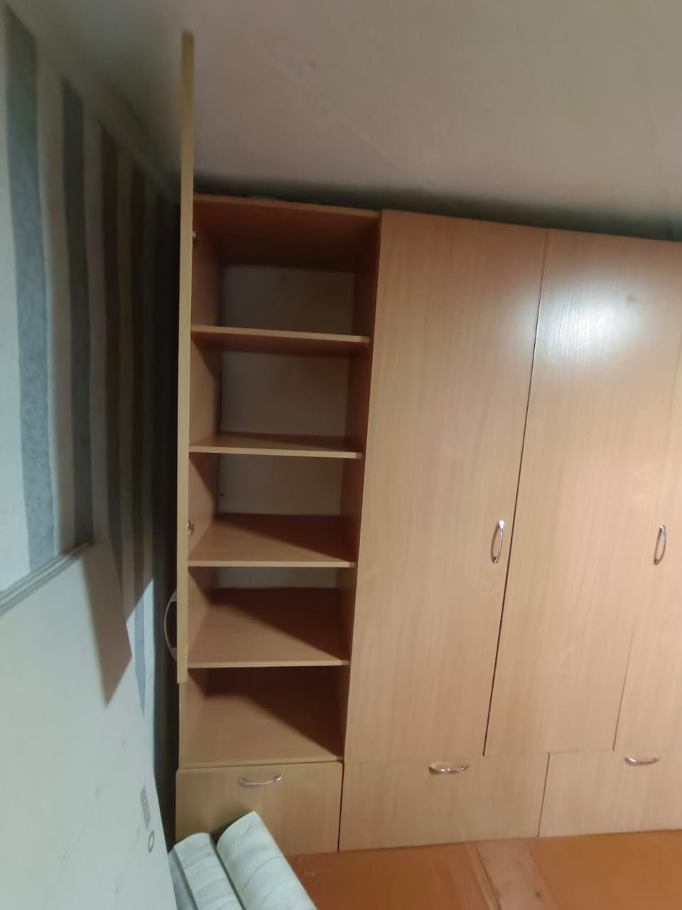 Продам шкаф торг уместен