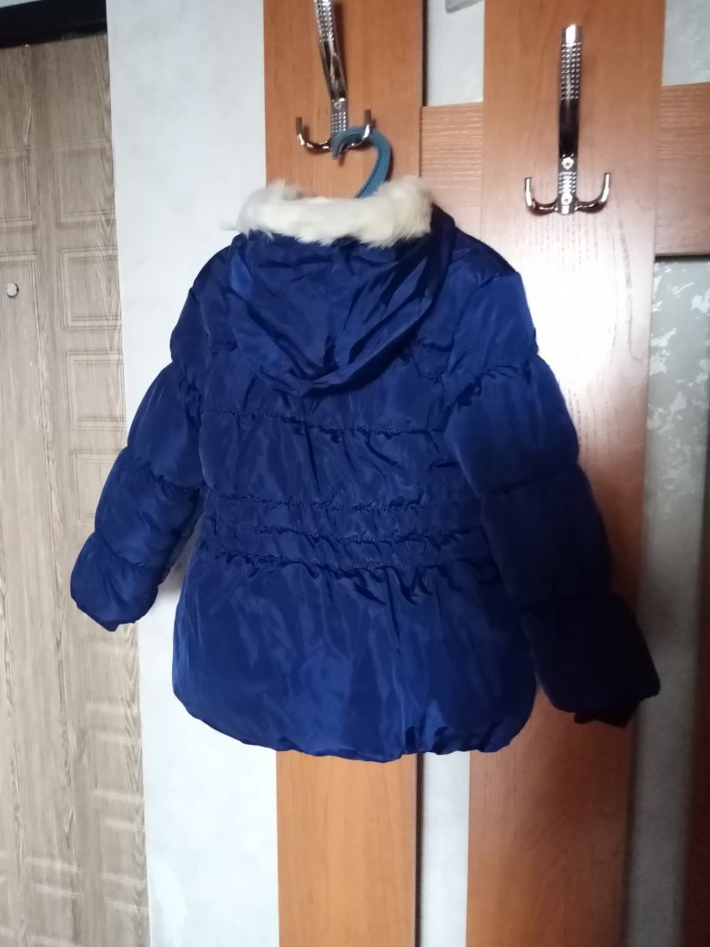 Продам новую весенную куртку для девочки 3-4 х лет.