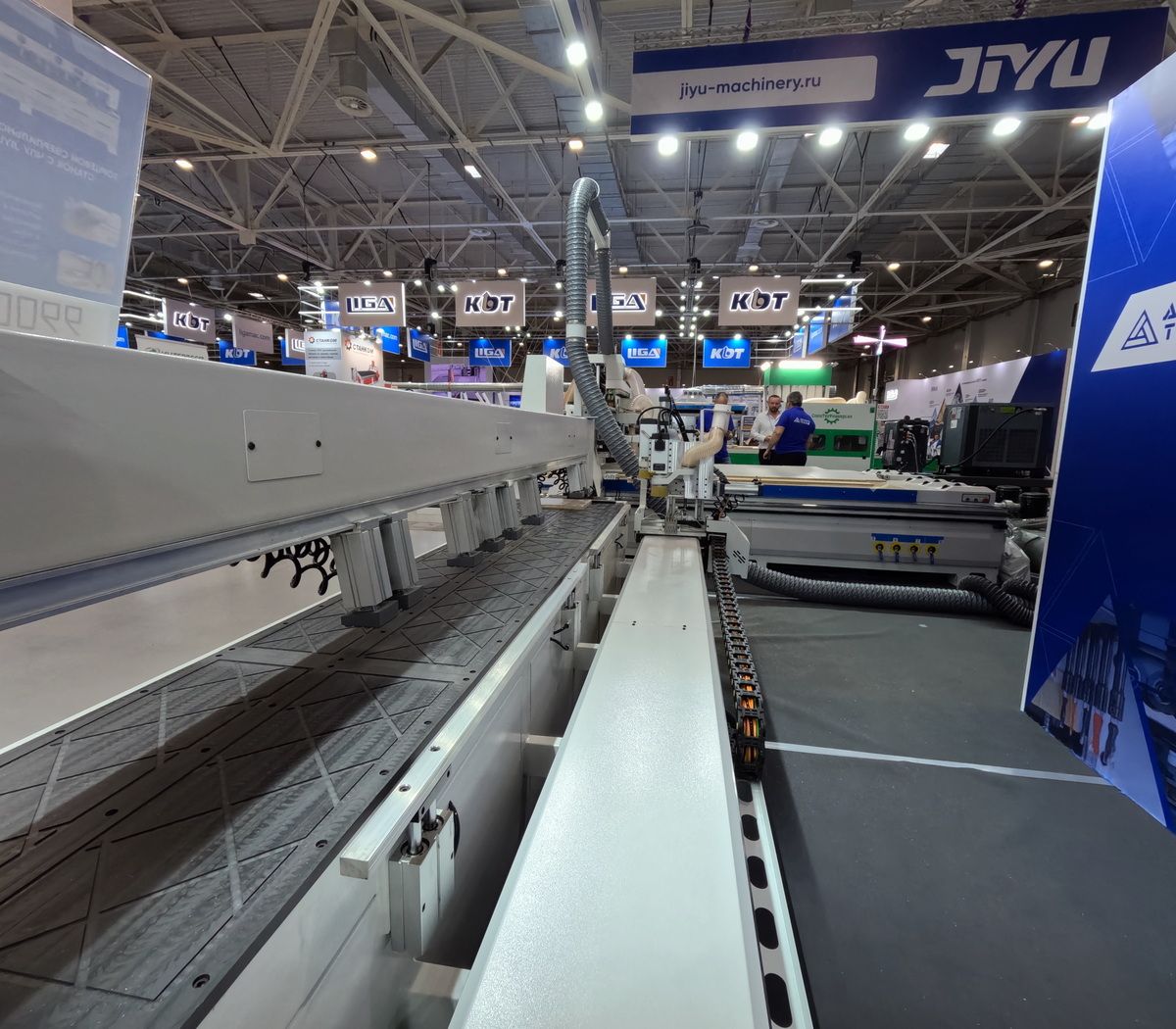 Торцевой сверлильно-присадочный станок с ЧПУ JIYU CS-550-2D