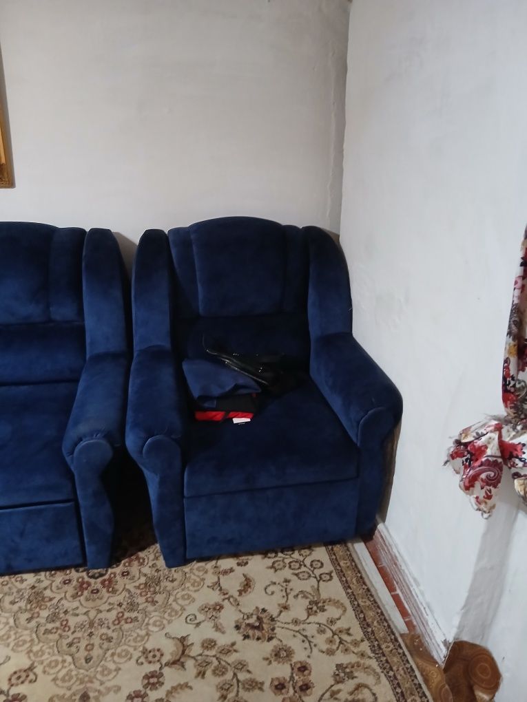 Продам диван все вопросы по телефону