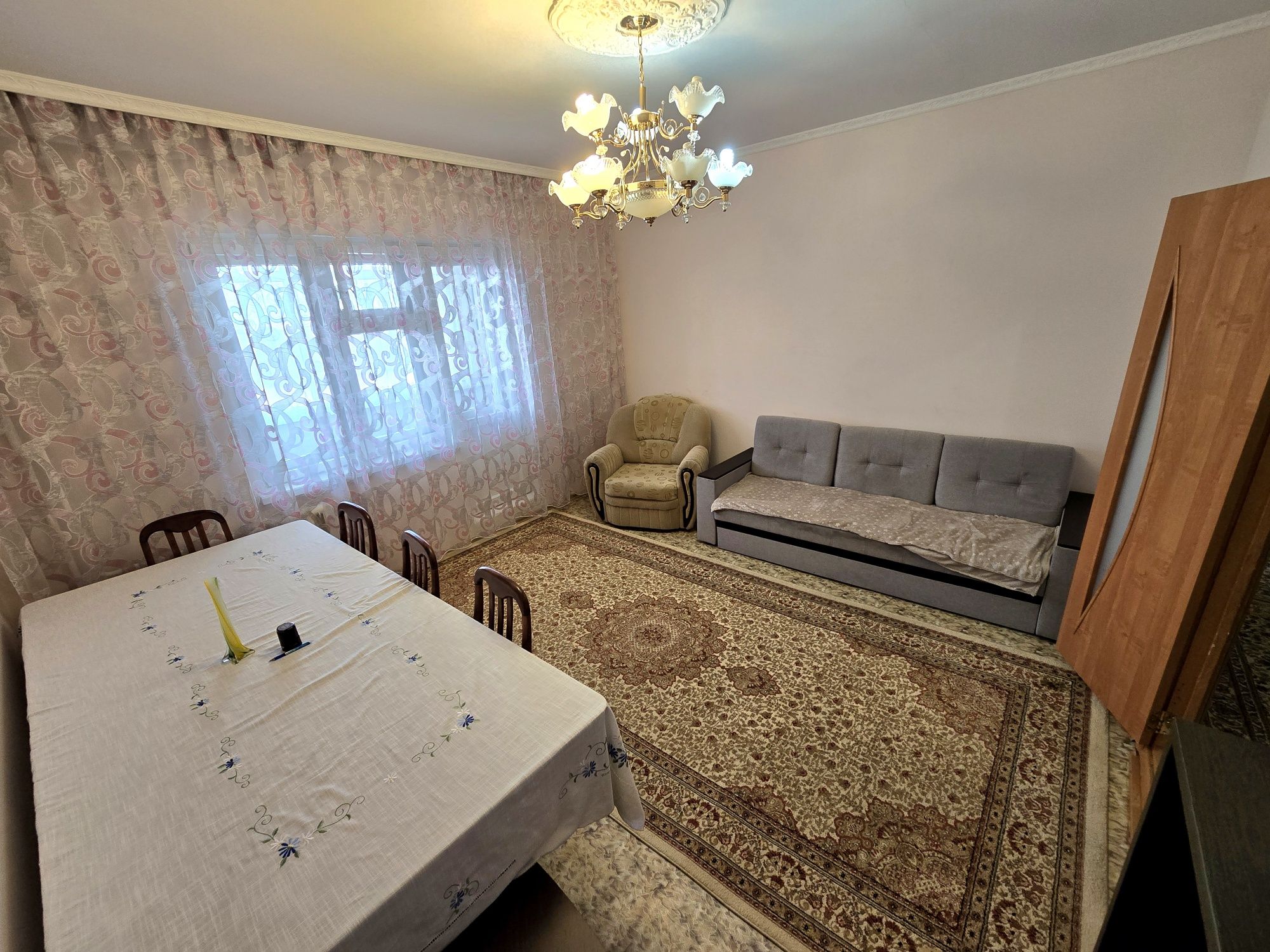 Продаётся 4-х комнатная квартира в ленинградском доме