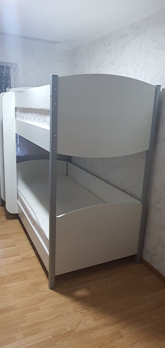 Срочно. Кровать двухъярусная с матрасами.