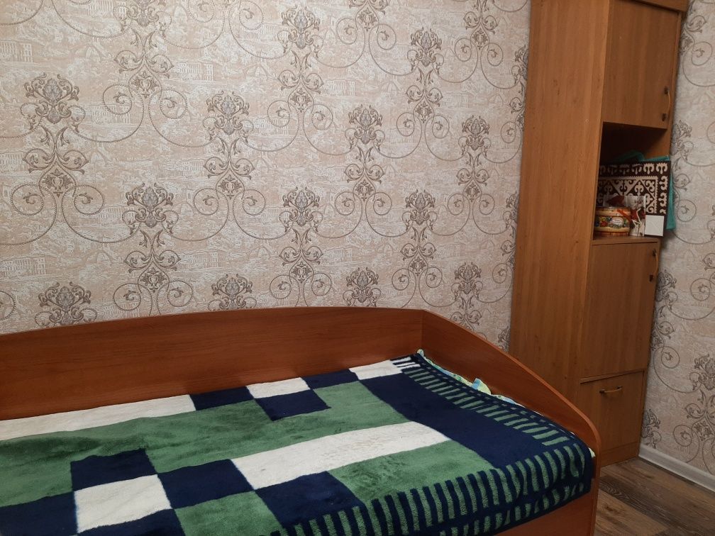 Продам односпальную кровать со шкафом