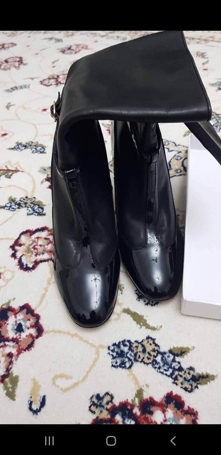 Срочно продам новые брендовые  сапоги "Valentino "!осенние!