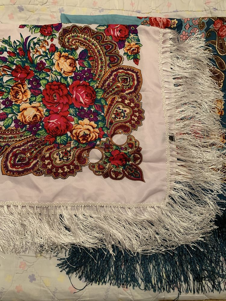Женские платки, разных размеров.