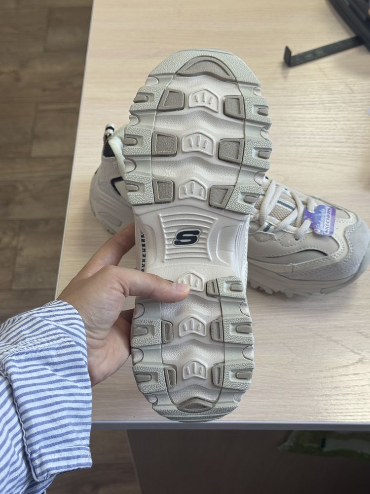 Продам новые кроссовки SKECHERS 39р