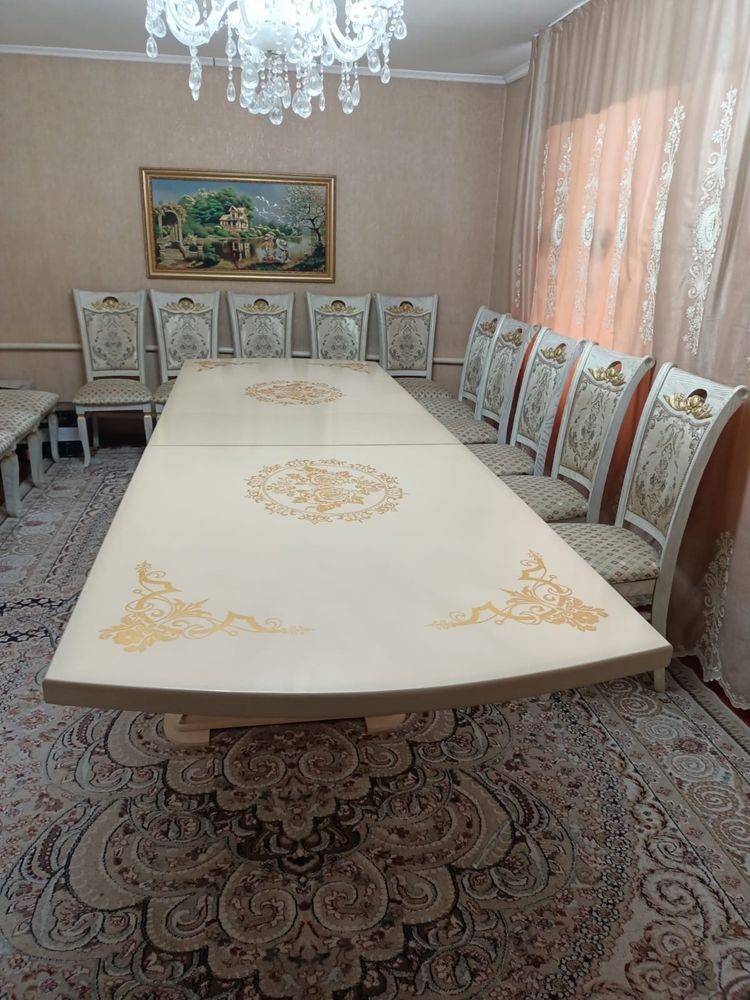 Гостевой стол с 15 стулами