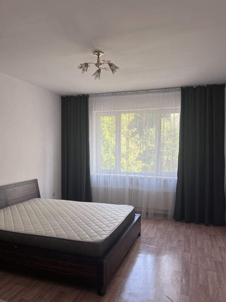 Продаю срочно кровать с матрасом