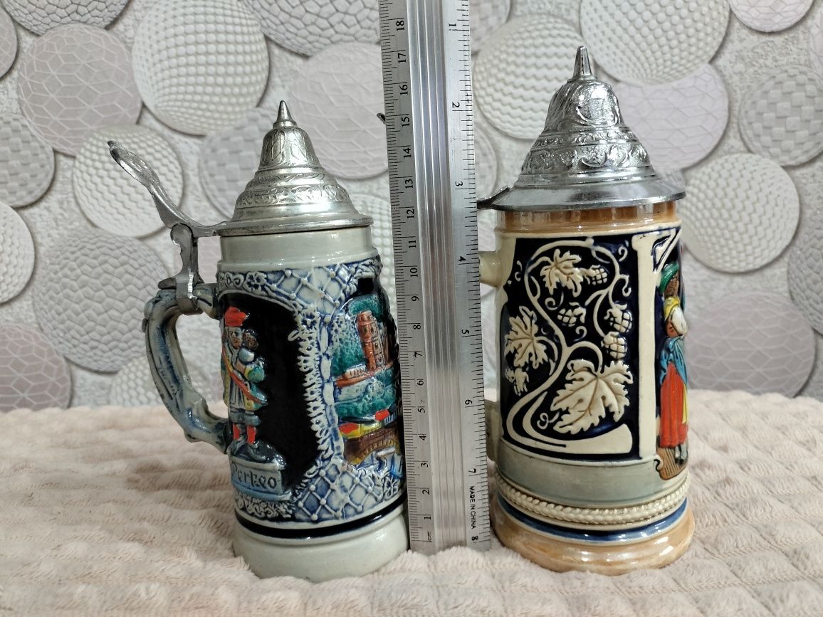 Пивные кружки и кувшин для вина.