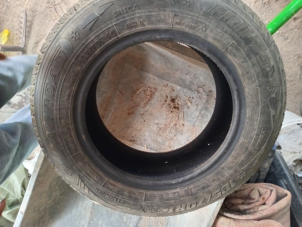 Продам  шины  зимние .б  / у .  185 / 70  . R 14