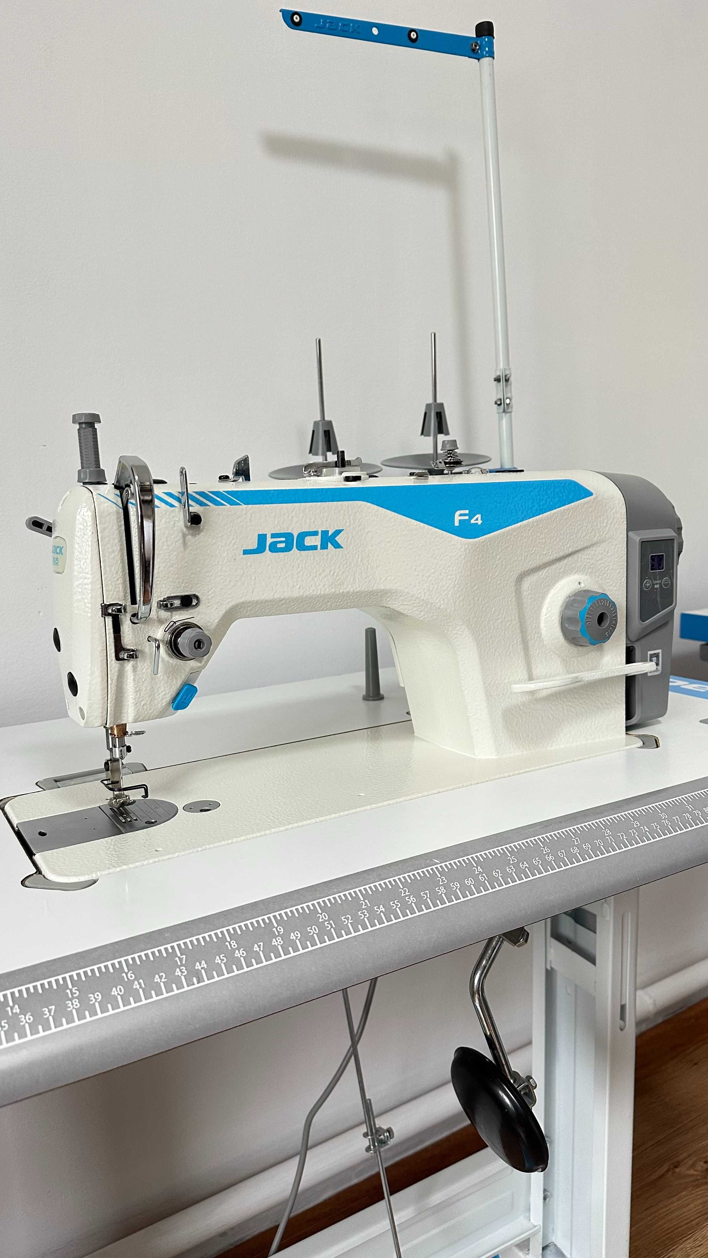 Прямострочная швейная машинка JACK F-4