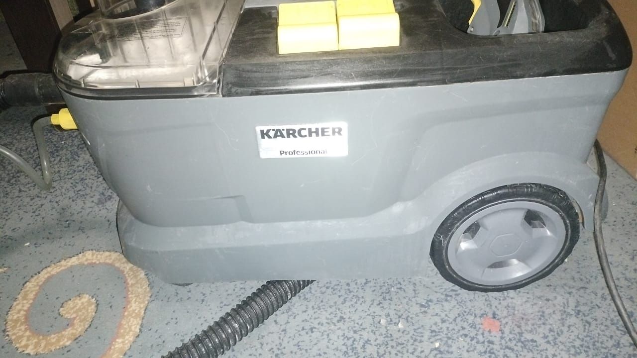 Продам профессиональное моющий пылесос KARCHER PUZZI  10/1