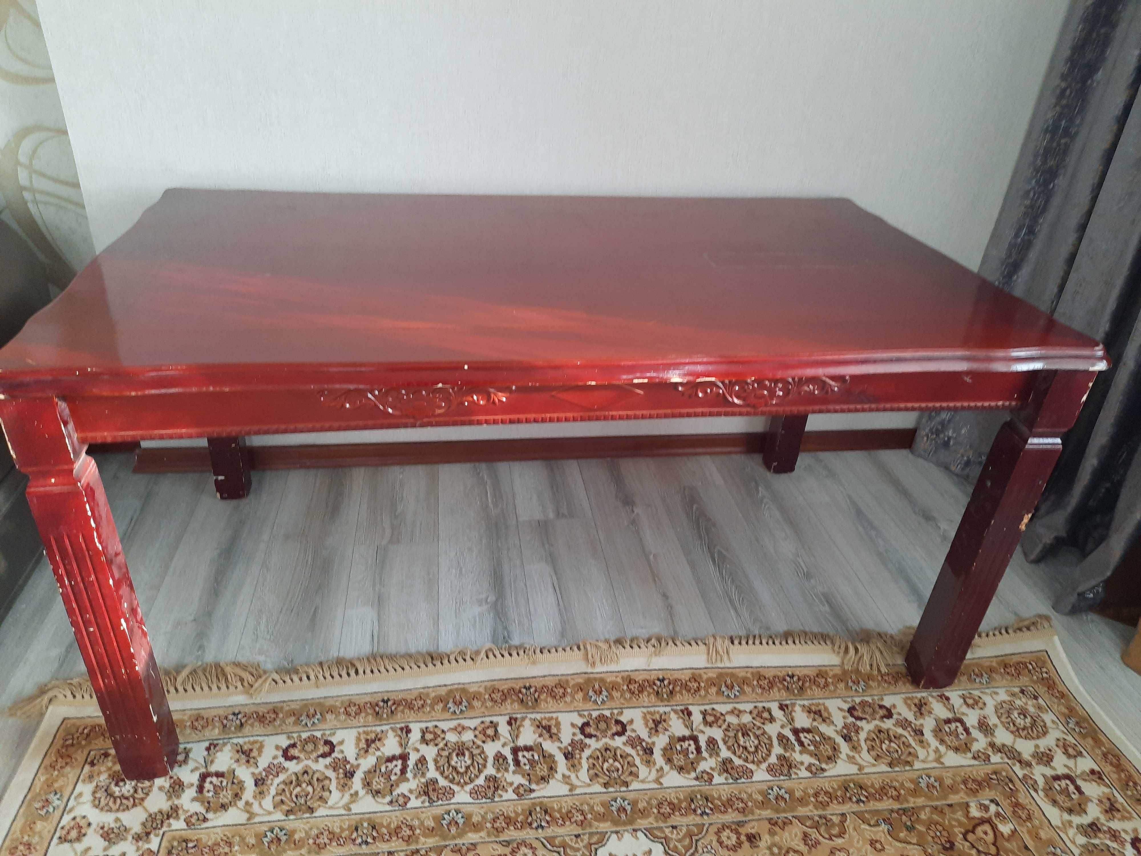 Продам стол - красное дерево, б/у, в удовлетворительном состоянии