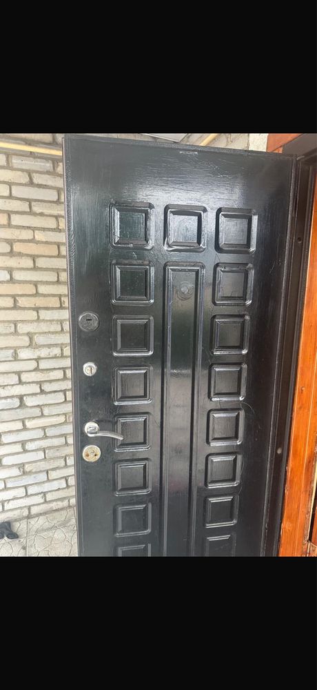 Продам входную дверь, в нормальном состоянии