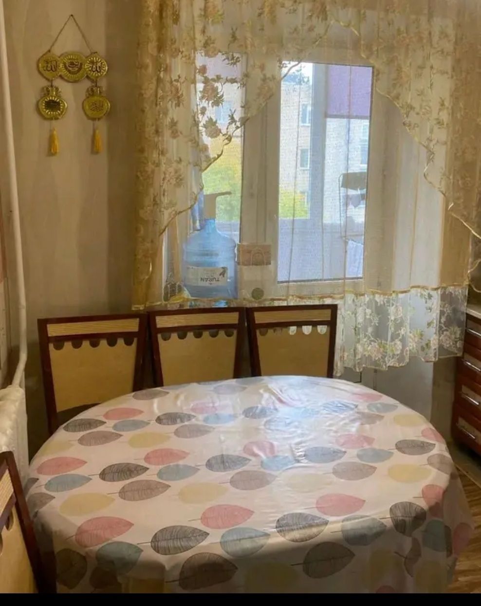 Продам стол  раздвижной и 6стульев