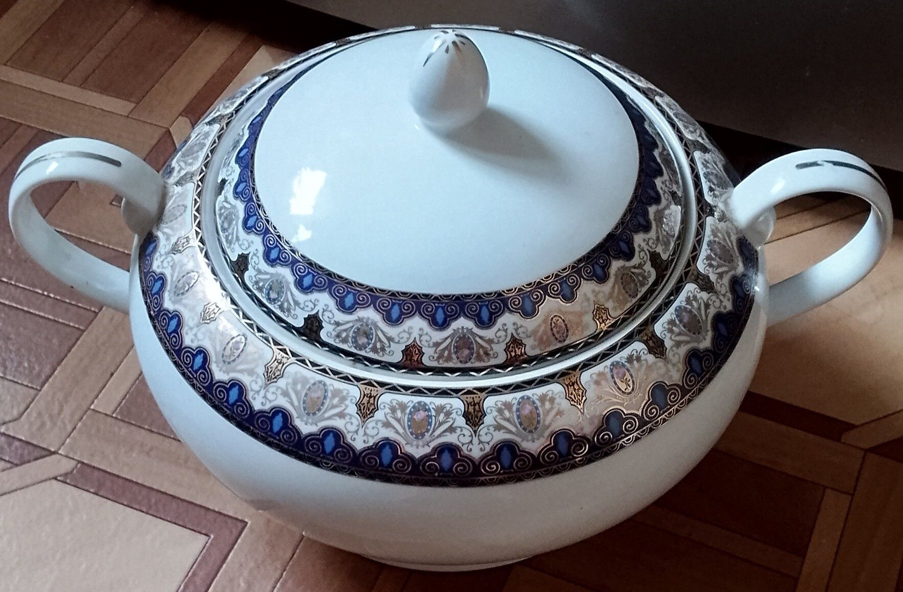 Супница фарфоровая