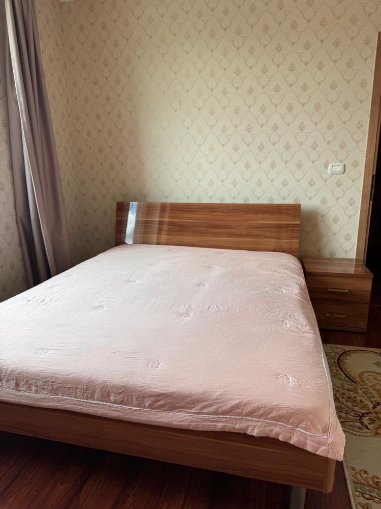 Спальный гарнитур, кровать,тумбочка прикроватная и шкаф-купе