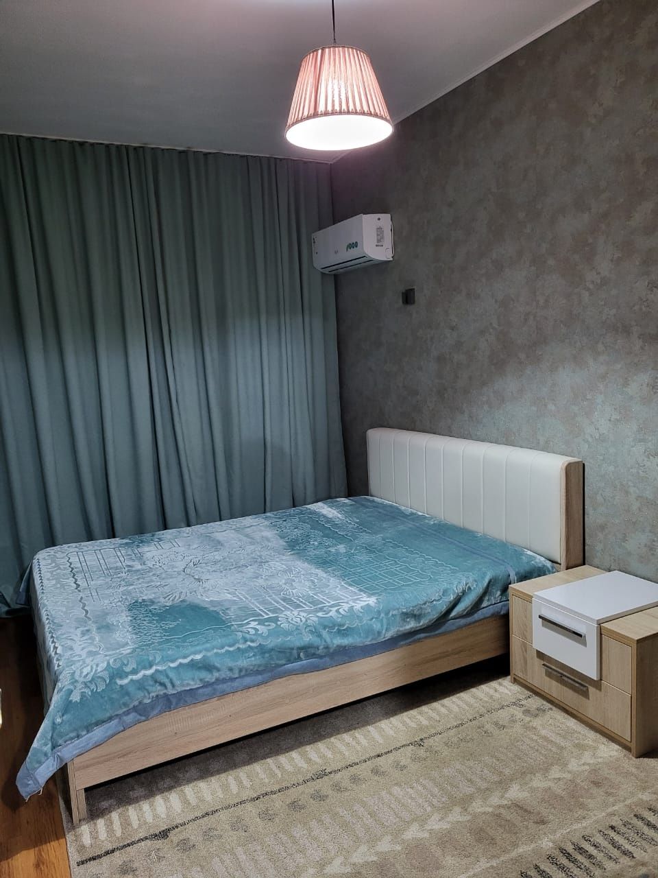 Посуточно 3 ком . кв в 27 мкр , рядом т/ц Байтерек.