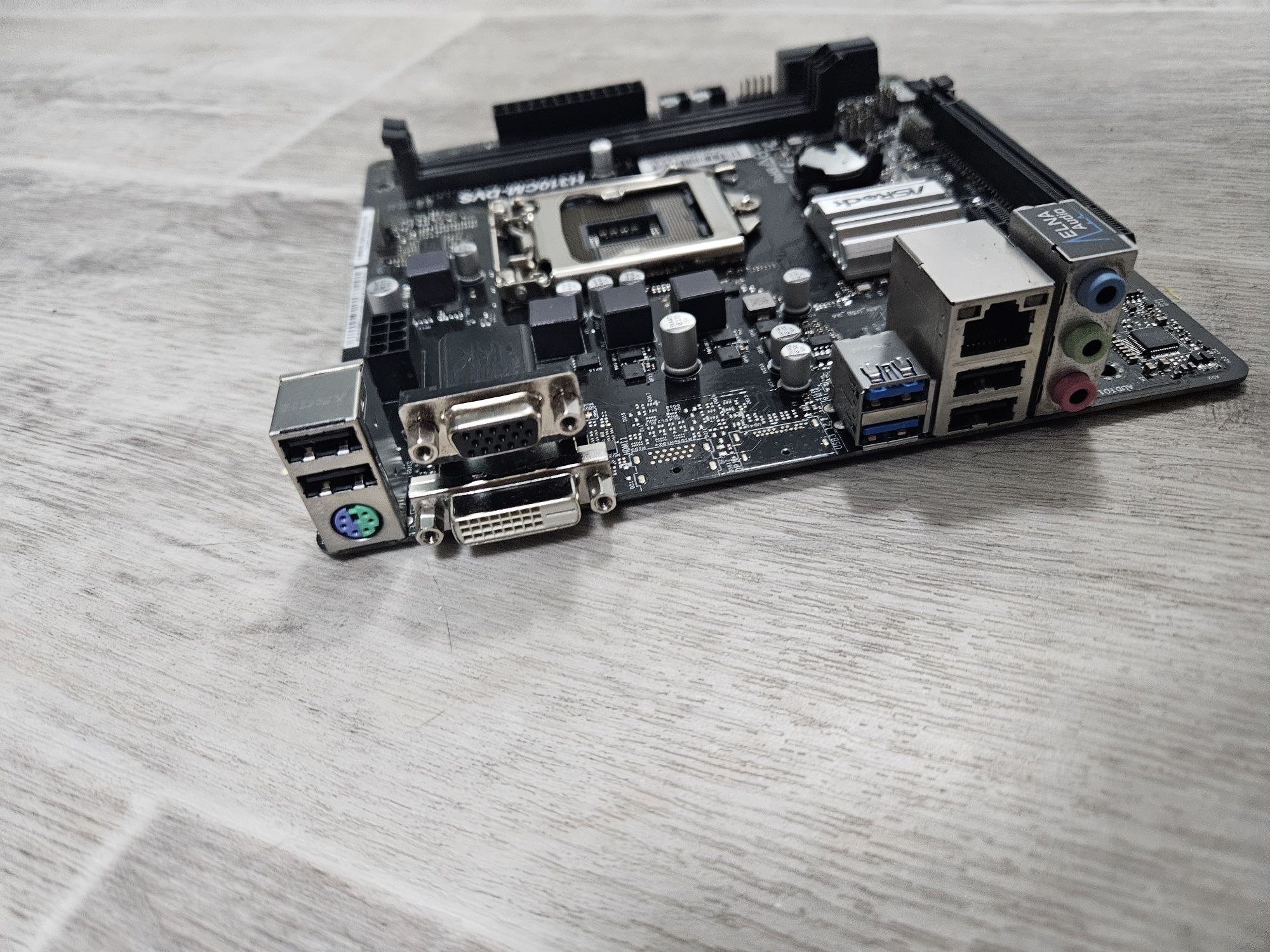 I7-8700 + 16 GB DDR4