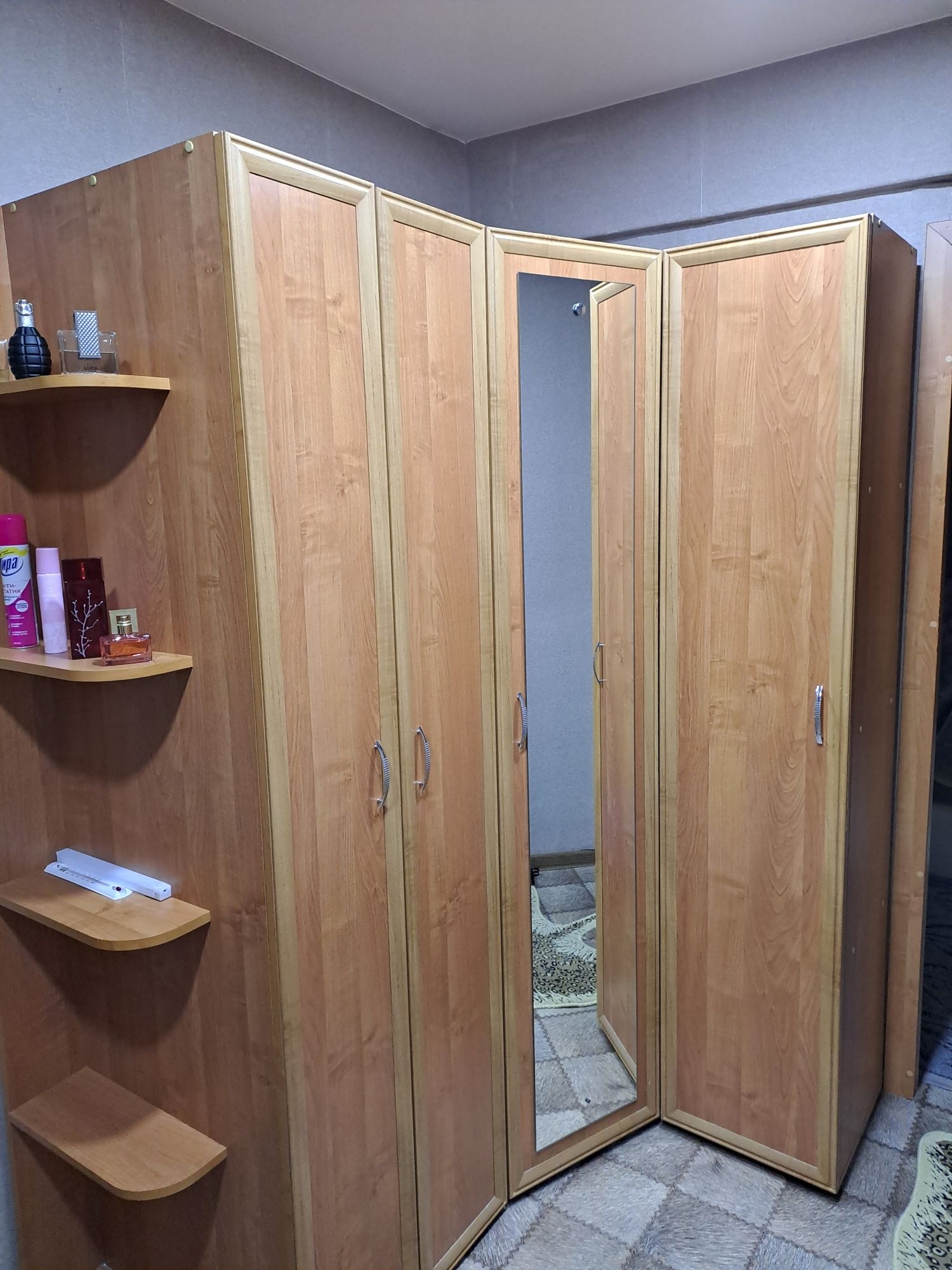 продам прихожую со шкафом