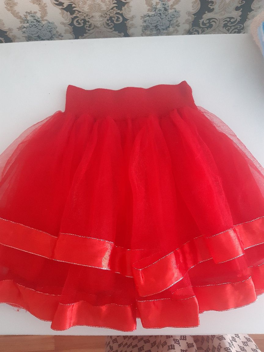 Продам красную юбку на девочку 6-7 лет цена: 2